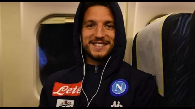 Mertens sorride in aereo