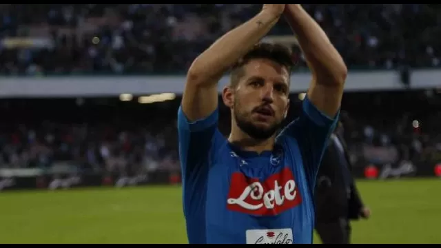 Dries Mertens al San Paolo esulta in Napoli - Sassuolo
