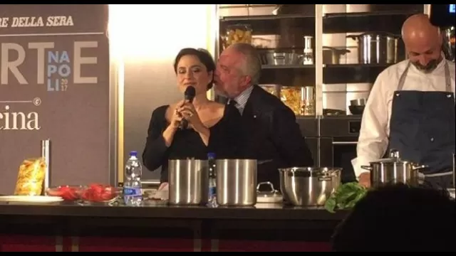 De Laurentiis indossa in grembiule pronto per cucinare