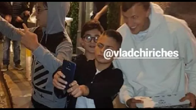 Chiriches scatta foto con piccoli tifosi
