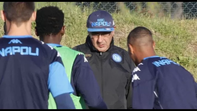 Maurizio Sarri (Napoli, 10 gennaio 1959) &egrave; un allenatore di calcio italiano, attuale tecnico del Napoli.