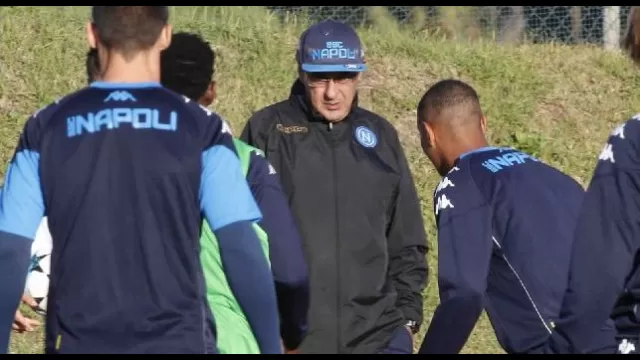 Maurizio Sarri (Napoli, 10 gennaio 1959) &egrave; un allenatore di calcio italiano, attuale tecnico del Napoli.