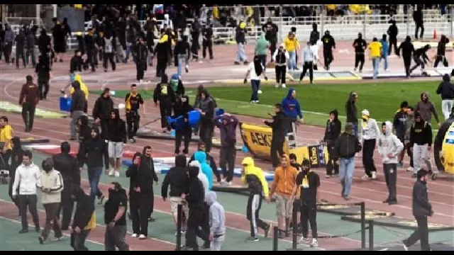 I tifosi dell'Aek si scontrano con i tifosi del Milan