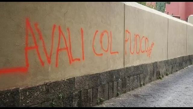 Lavali col fuoco, scritta comparsa nel quartiere Chiaia a Napoli