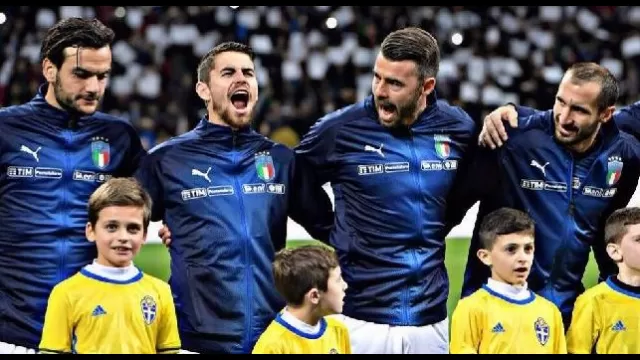 Jorginho durante l'inno nazionale in Italia - Svezia