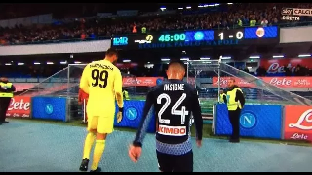 Donnarumma ed Insigne rientrano negli spogliatoi al San Paolo