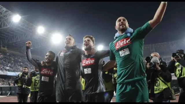 Il Napoli festeggia sotto la curva