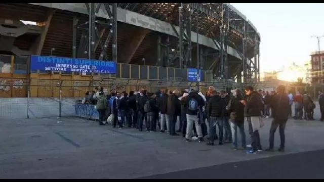 Tifosi in fila all'esterno del San Paolo