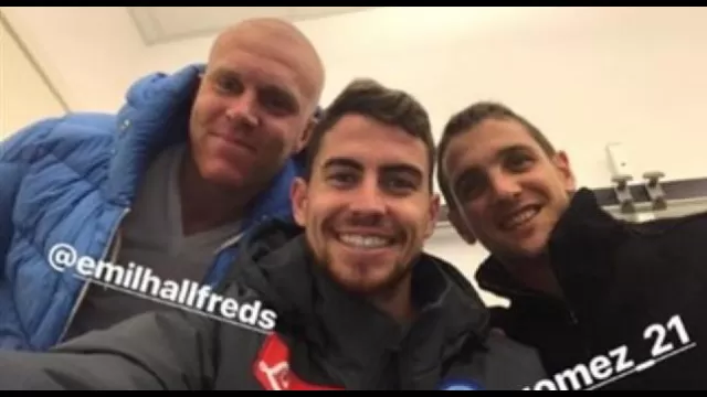 Jorginho con Hallfredsson e Gomez