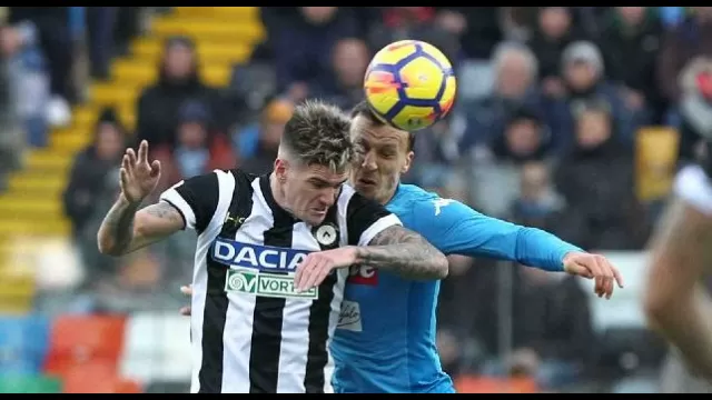 Chiriches in azione contro l'Udinese