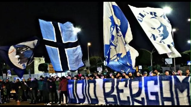 I tifosi del Napoli accolgono gli azzurri a Capodichino topo la vittoria contro l'Atalanta