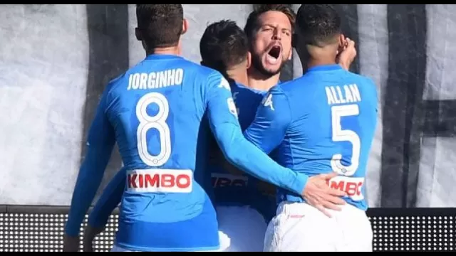 Mertens esulta dopo il gol all'Atalanta
