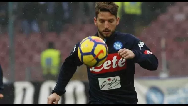 Dries Mertens palleggia in riscaldamento