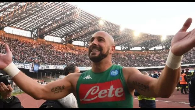 Pepe Reina esulta con la Curva dopo la vittoria allo stadio San Paolo