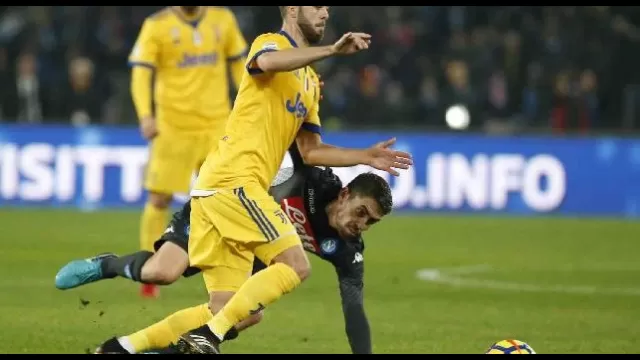 Pjanic in azione con la maglia della Juventus contro il Napoli
