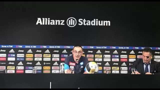 Sarri, allenatore del Napoli, in conferenza stampa