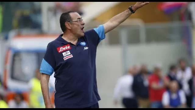 Maurizio Sarri in panchina con il Napoli