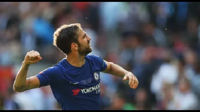 Cesc Fabregas esulta con la maglia del Chelsea