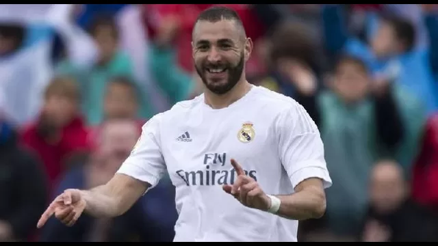 Karim Benzema esulta con la maglia del Real Madrid