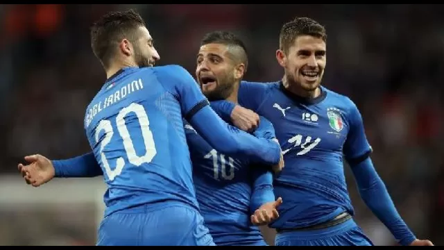 Lorenzo Insigne esulta dopo un gol con la maglia dell'Italia
