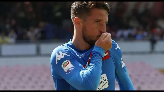 Dries Mertens bacia la maglia del Napoli