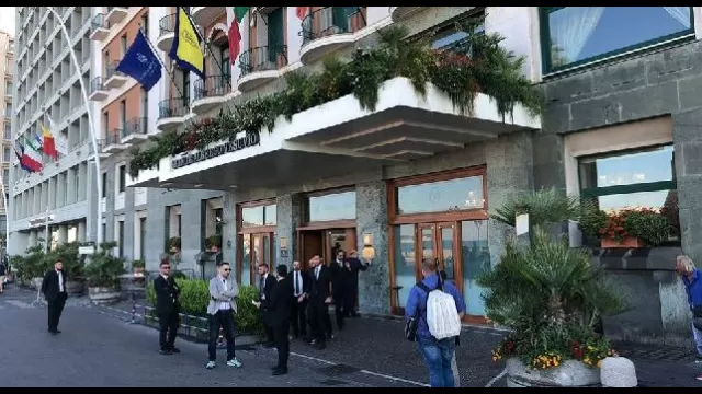 L'esterno dell'Hotel Vesuvio di Napoli