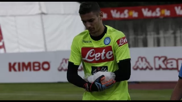 Alex Meret lascia dolorante il terreno di gioco