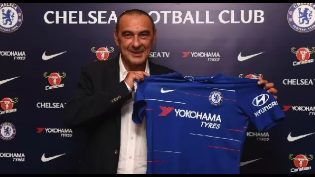 Maurizio Sarri con la maglia del Chelsea