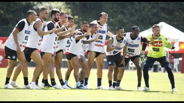 I calciatori del Napoli festanti dopo un allenamento
