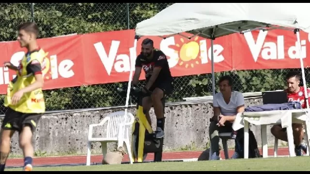 Raul Albiol in cyclette con la maglia del Napoli in ritiro a Dimaro - Folgarida