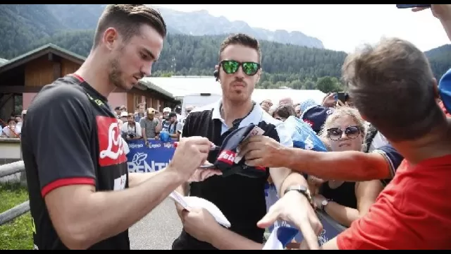Fabian Ruiz firma autografi dopo l'allenamento