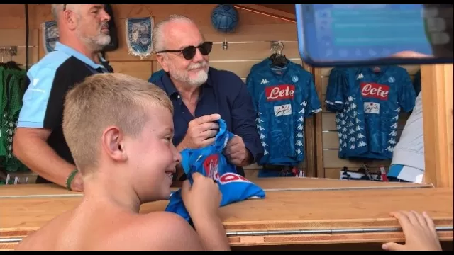 De Laurentiis, presidente della SSC Napoli, regala la maglia ad un bambino per il compleanno