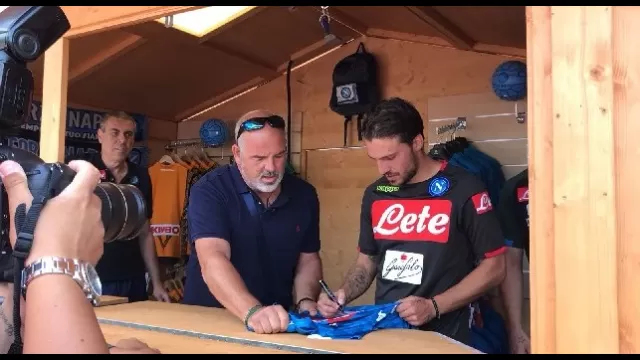 Simone Verdi firma autografi a Dimaro-Folgarida nell'SSC Napoli Store