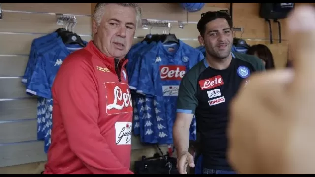 Ancelotti firma maglie nello store del Napoli