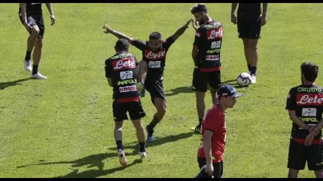 Lorenzo Insigne e Mario Rui scherzano in allenamento