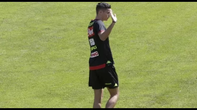 Alex Meret sul campo di Carciato in Dimaro-Folgarida con la maglia del Napoli dopo l'infortunio senza il gesso