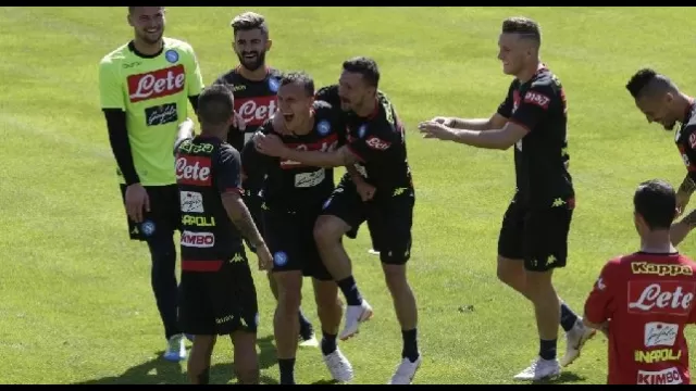 I calciatori del Napoli ridono durante l'allenamento
