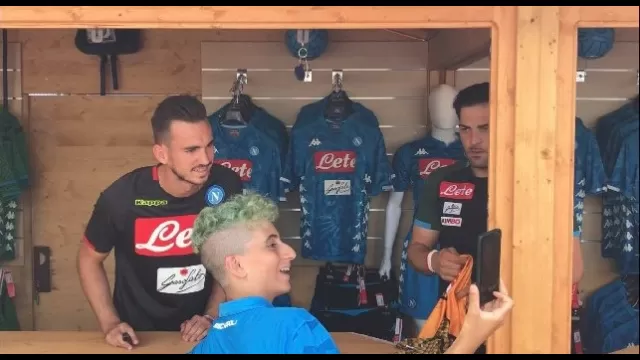 Fabian Ruiz firma autografi dopo l'allenamento