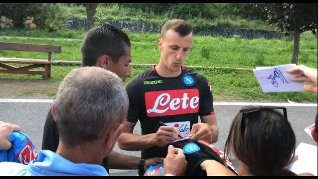 Chiriches firma autografi dopo la sessione di allenamento