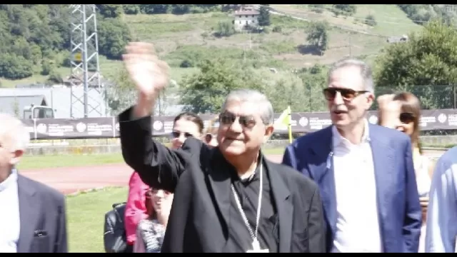 Il cardinale Crescenzio Sepe sul campo di Carciato