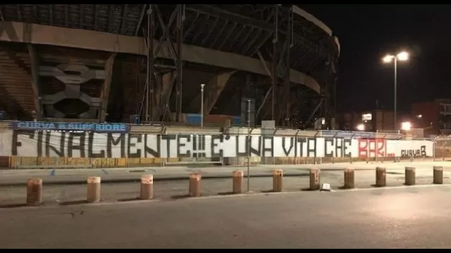 Striscione Curva B De Laurentiis finalmente &egrave; una vita che Bari