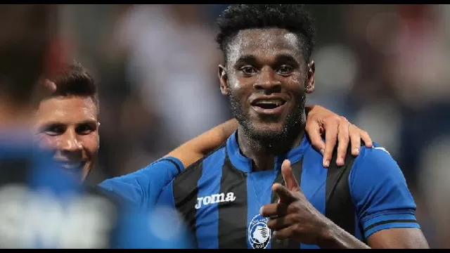 Duvan Zapata esulta dopo un gol
