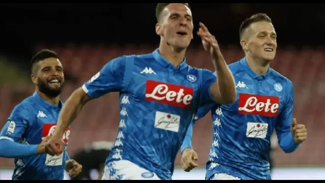Arek Milik esulta con la maglia del Napoli