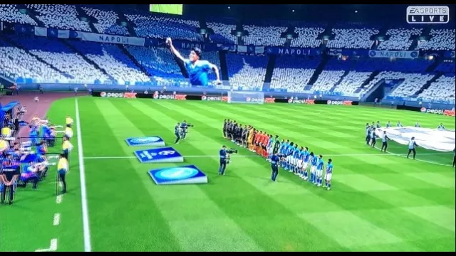 Napoli - PSG al San Paolo con gigantografia Maradona in FIFA 19