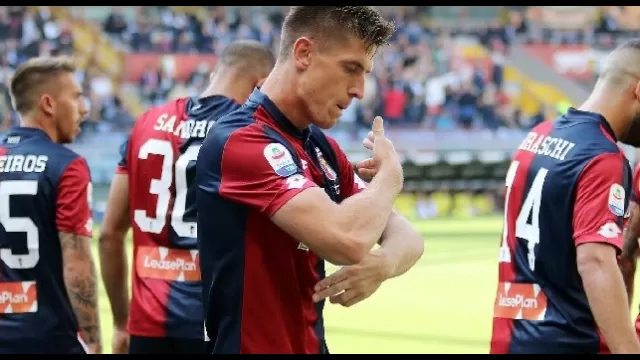 Krzysztof Piatek esulta con la maglia del Genoa