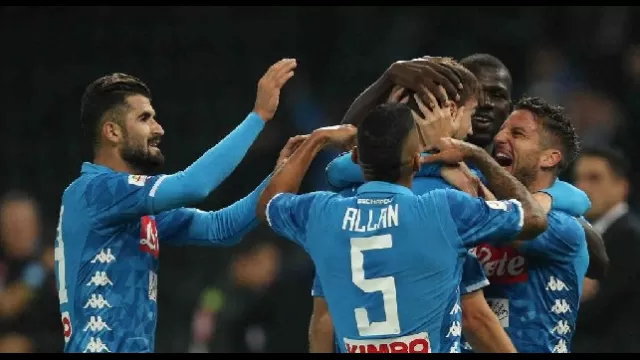 I giocatori del Napoli esultano dopo il gol