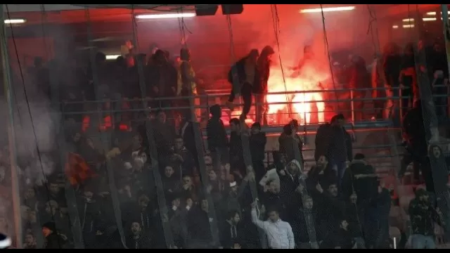 Tifosi della Roma nel settore ospiti dello Stadio San Paolo (Napoli)