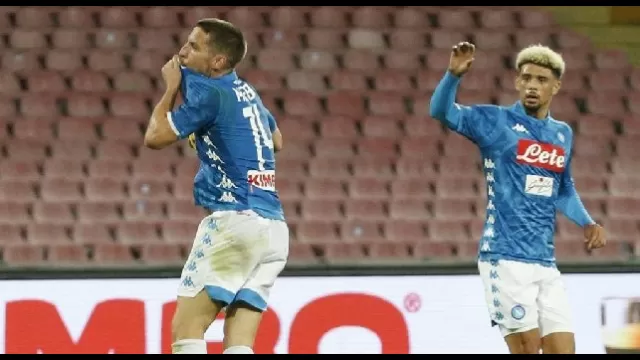 Dries Mertens esulta dopo un gol al San Paolo