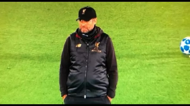 Klopp guarda il riscaldamento del Napoli