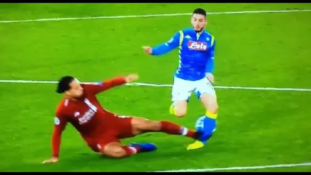 Il fallo di Van Dijk su Mertens